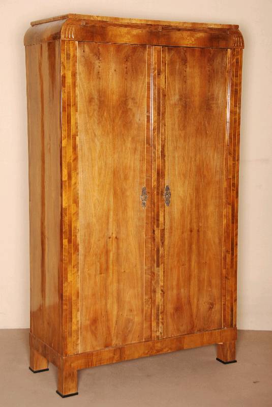 Biedermeier-Kleiderschrank, Österreich/Wien, um 1825/30, Korpus Weichholz, Wurzelnußfurnier gespiegelt verlegt, Ahornintarsien, sogenannte ...