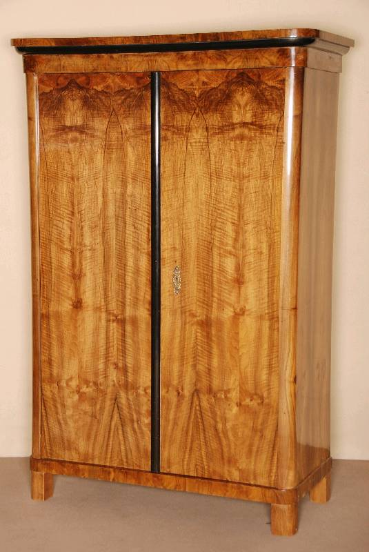 Biedermeierschrank, deutsch/wohl Baden, um 1825/30, Korpus Weichholz, Wurzelnußfurnier doppelt gespiegelt verlegt, sehr lebhaft, Vertikale ...