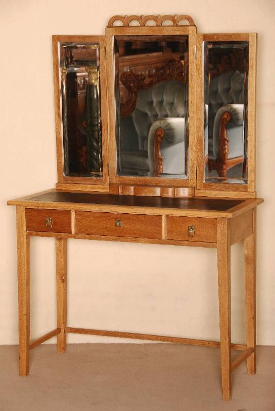 Schminktisch, deutsch, um 1902/04, starker Stileinfluß von Darmstadt, Eiche massiv, Front verspiegelt, facettiertes Glas, sparsame ...