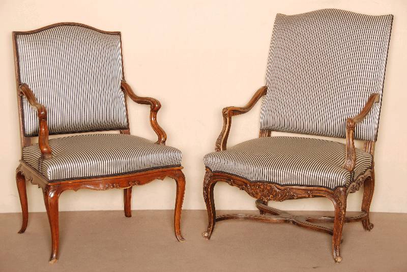 Stuhlsessel, deutsch, um 1820/30, Nußbaum massiv, allseitig geschwungen, Beine verschrÄnkt, Zarge doppelt geschweift, reiche Verzierung aus dem ...
