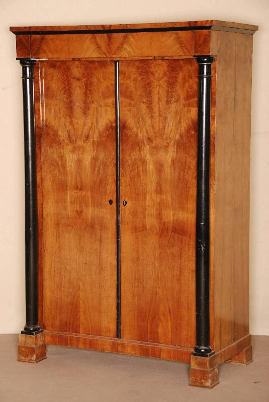 Biedermeier-WÄscheschrank, mitteldeutsch, um 1830, Korpus Weichholz, Wurzelnußfurnier gespiegelt verlegt, Kopf und Fuß einfach bis 3 -fach ...