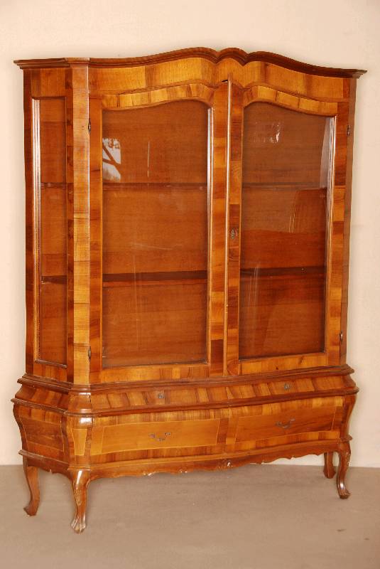 Vitrine, Italien, nach dem Vorbild des 18. Jhds. Korpus Weichholz, Wurzelnußfurnier, z .T. querverlgt, dickes SÄgefurnier, Unterteil bombiert, ...