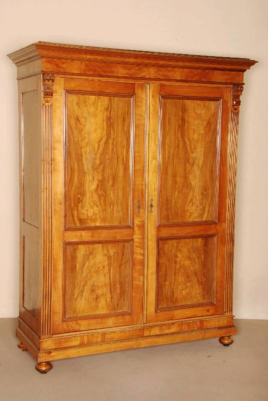 GrÜnderzeitschrank, sÜddeutsch, um 1880/90, Korpus Weichholz, Wurzelnußfurnier gespiegelt verlegt, Zierleisten 3-fach getreppt, einfach ...