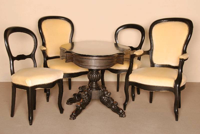 Salongarnitur, deutch, um 1840/60, sogenanntes 2. Barock, bestehend aus 2 ArmlehnstÜhle, 2 StÜhlen und Tisch, Korpus wohl Buche, vielfach ...