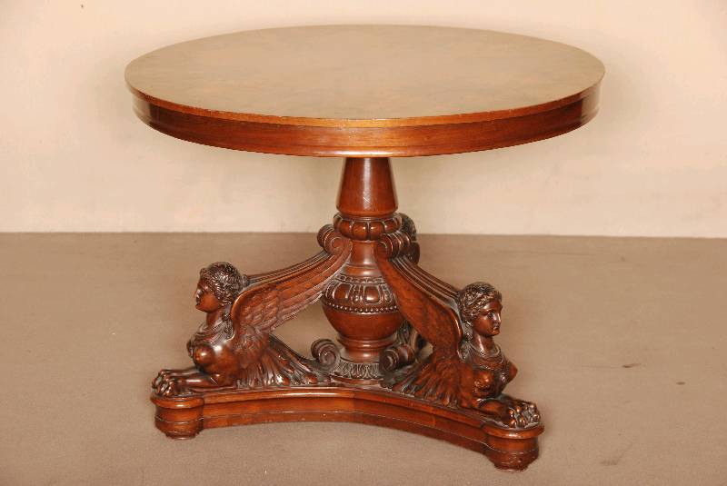 Club- bzw. Ziertisch, sÜddeutsch, um 1880/90 , Fuß im italienischen Renaissancestil, Nußbaum massiv, in Form von 3 Sphinxen, vollplastisch, ...