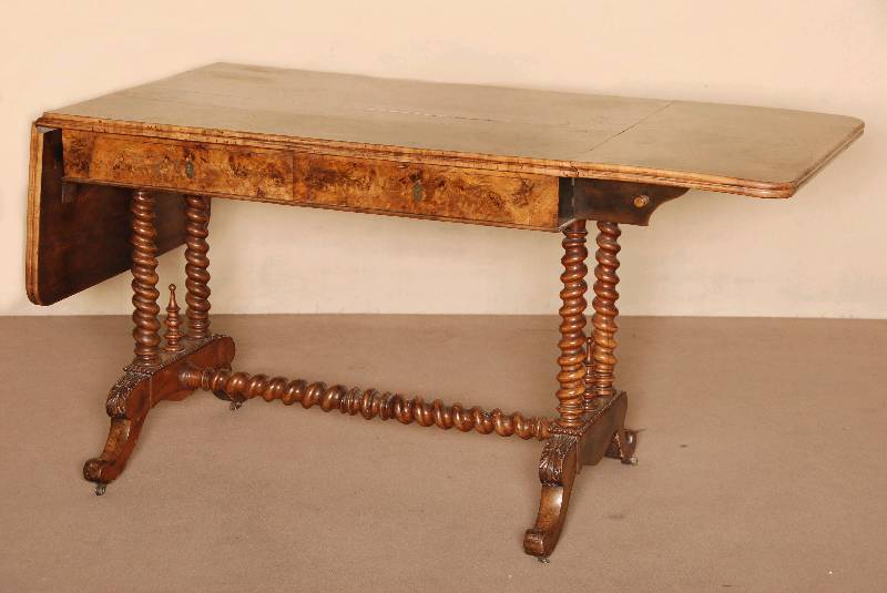 Schreibtisch, sÜddeutsch, um 1860/70, Unterbau Nußbaum massiv, Wurzelnußfurnier 4 -fach gespiegelt verlegt, sehr aufwendig, als Wangentisch ...