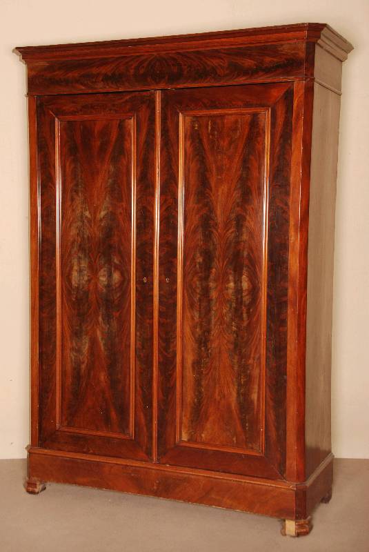 Kleiderschrank, Elsaß/Lothringen, um 1880/90 , Korpus Eiche massiv, Pyramidenmahagonifurnier gespiegelt verlegt, Front auf Rahmen gearbeitet, ...
