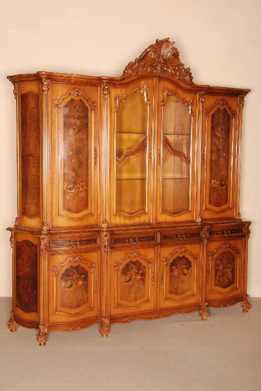 Aufsatzschrank mit Vitrinenteil, Italien, um 1960, Korpus Weichholz, z.T. Tischlerplatte, Nußbaum furniert, Inlets getreppt, Rocaillen in ...