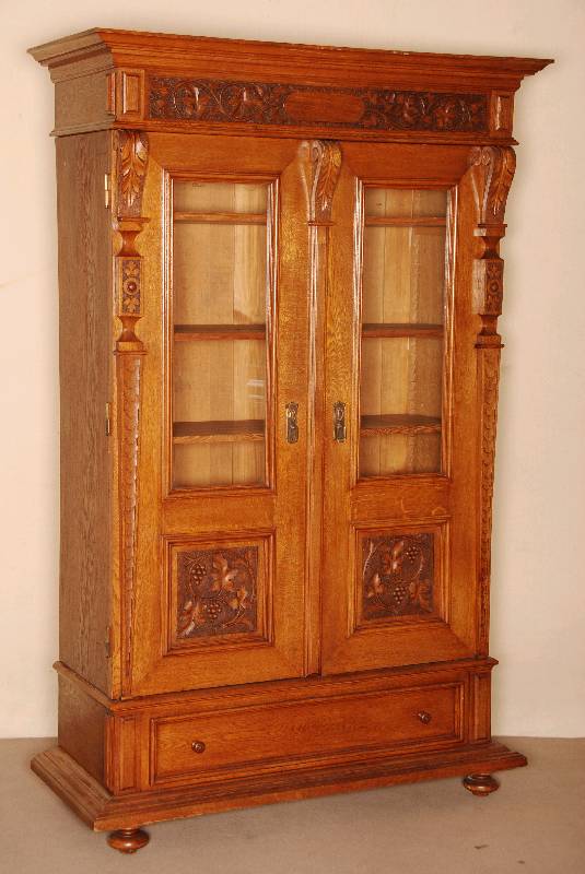 Jugendstil-BÜcherschrank, deutsch, um 1895, Korpus Weichholz, Eiche massiv, Eichefurnier, auf KugelfÜßen, schwere Fußleiste, Sockelschublade, ...