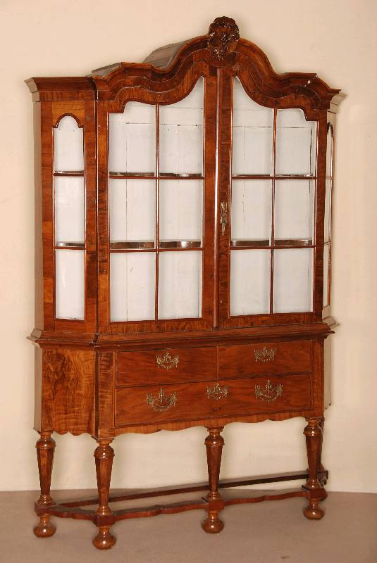 Prahlhans, Holland, um 1780, Korpus Eiche, Nußbaum furniert, auf StollenfÜßen, wellenfÖrmig verstrebt, Ecken stark abgeschrÄgt, Unterteil ...