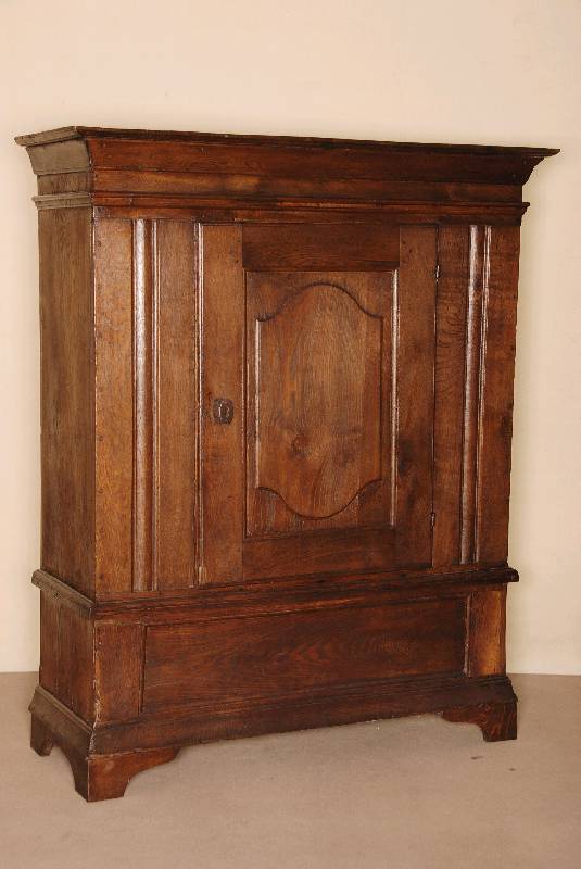 Schrank, deutsch/wohl Westfalen, um 1800, Eiche massiv, 1-tÜrig, FÜllungen kassettiert, schwere Kopfleiste mehrfach getreppt und gestuft, ...