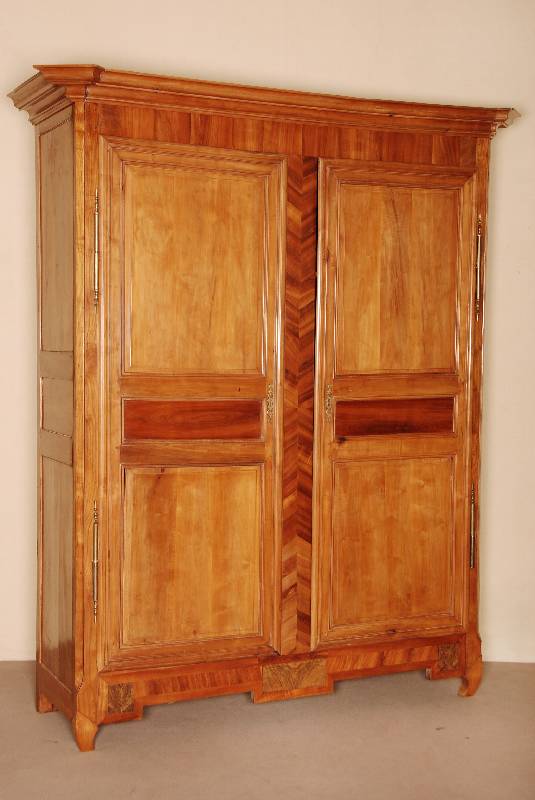 Schrank, Frankreich/Umgebung Straßburg, um 1760, Louis-XV, Kirschbaum massiv, auf gebogenen FÜßen, diese wohl spÄter, Ecken abgeschrÄgt, ...