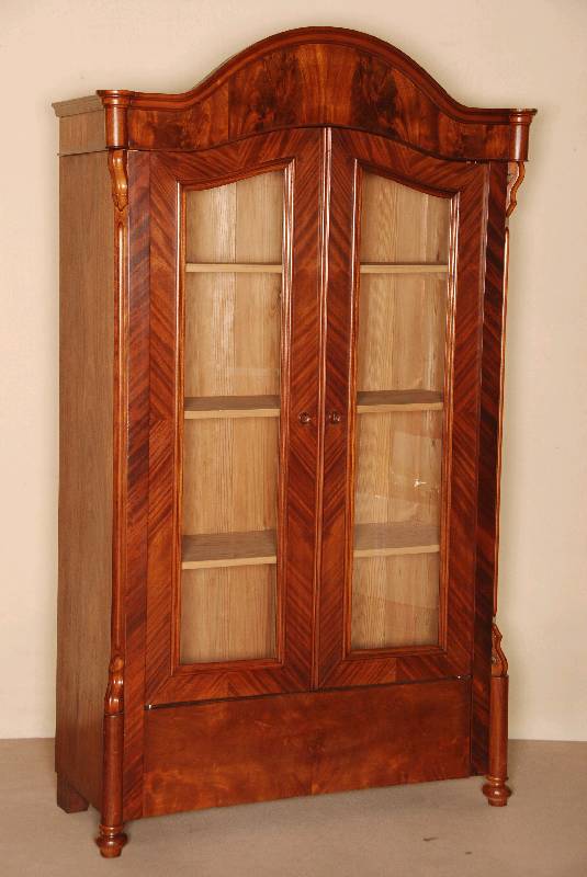 Louis-Philippe-Schrank, deutsch, um 1860, Korpus Weichholz, Mahagonifurnier, z.T. gespiegelt, auf KugelfÜßen, abgeschrÄgte Ecken , in Voluten ...