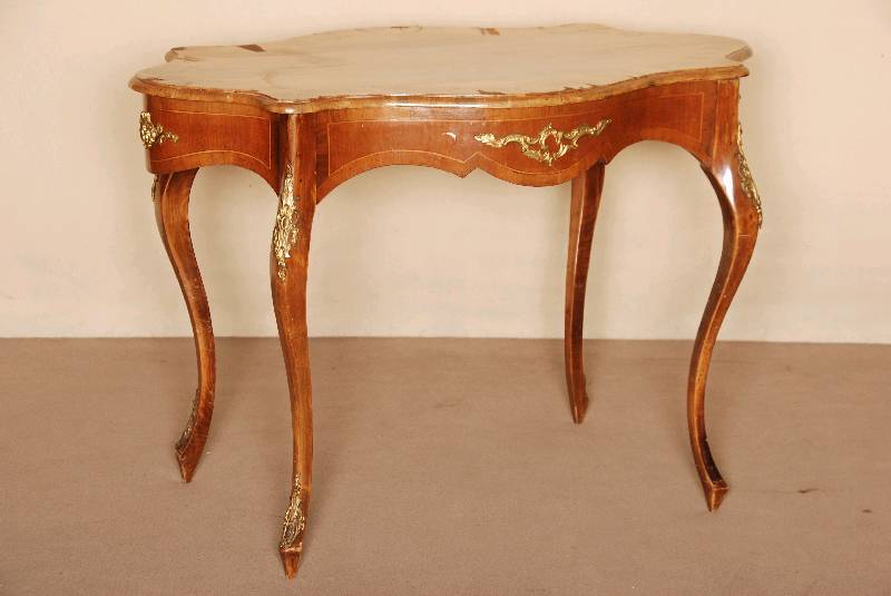 Salontisch, wohl Dresden, um 1890/90, Korpus Weichholz und Buche, Wurzelnußfurnier z.T. gespiegelt verlegt, Fadenintarsien, sehr lebhaftes ...
