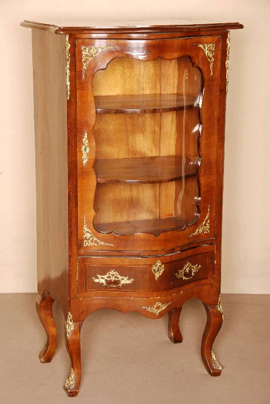 VitrinenschrÄnkchen, wohl Dresden, um 1910, Korpus Hartholz/Weichholz, Wurzelnußfurnier gespiegelt verlegt, Front geschwungen, sogenannte ...