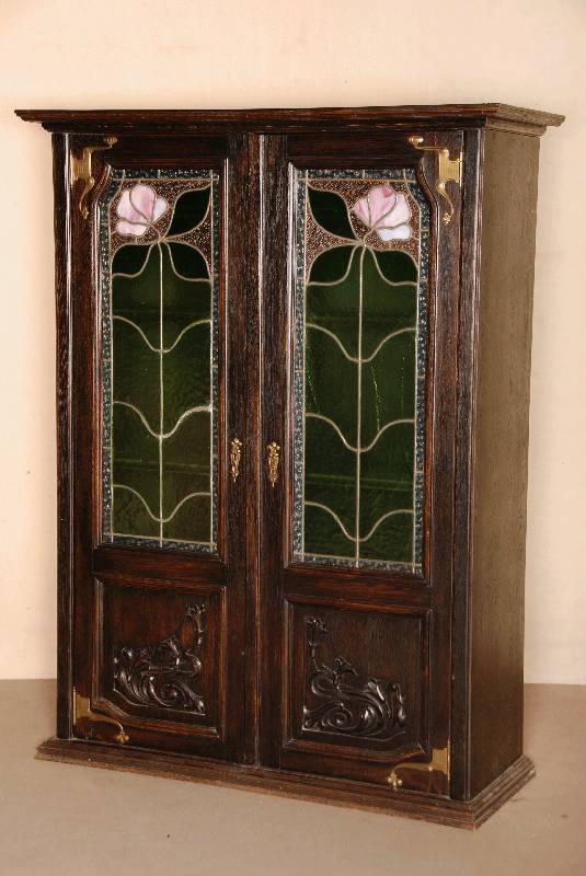 JugendstilschrÄnkchen, deutsch, um 1900/05, Eiche massiv, Front auf Rahmen gearbeitet, Zierleiste 3- bzw. 4-fach getreppt, oberer Teil bunt ...
