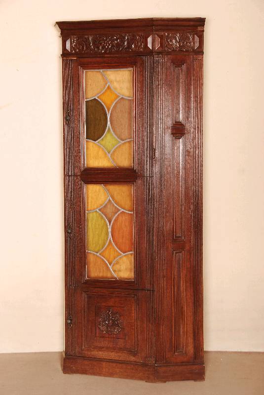 Eckschrank, Holland, um 1890, Eiche massiv, im Renaissancestil, Lisenen gerillt, Kopf mit aufwendiger Rocaillen- und Akanthusblattschnitzerei, ...