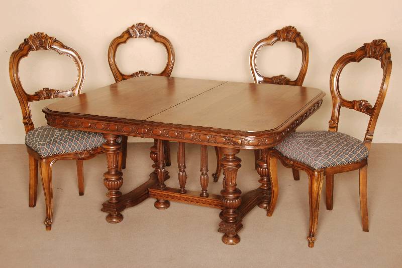 4 StÜhle, Italien, um 1960, Louis-Philippe -Stil, Buche massiv, nußbaumfarben, auf gebogenen Beine, kanneliert, Zarge und RÜckenlehne mit ...