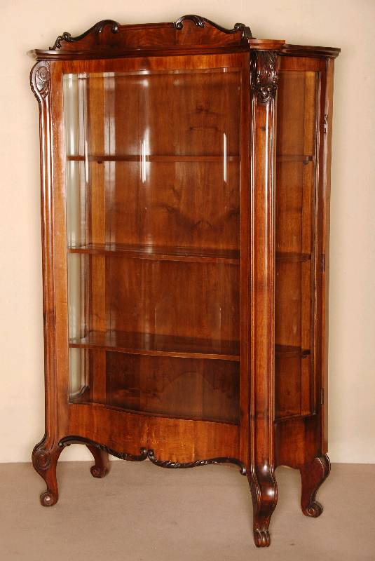 Vitrinenschrank, deutsch, um 1870/80, Louis -Philippe, Korpus Weichholz, z.T. Tischlerlplatte, Mahgonifurnier, stark gebogene Beine, abgeschrÄgte ...