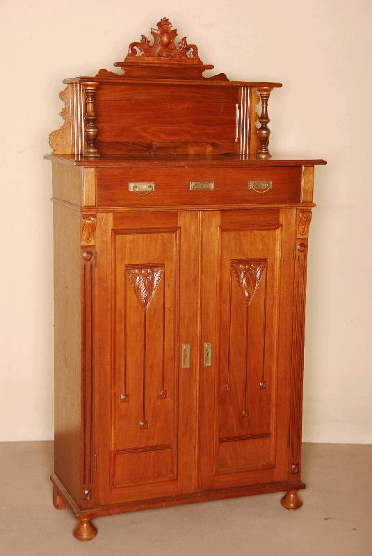 Aufsatzvertiko, deutsch, um 1900, Jugendstil , Korpus Weichholz, Nußbaum furniert, Lisenen gerillt, in Voluten auslaufend, TÜrfÜllungen mit ...