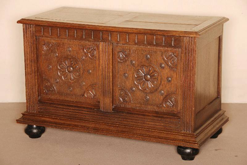 Truhe, deutsch, um 1880, Eiche massiv, auf KugelfÜßen, schwere Fußleiste, 5-fach gestuft, Lisenen kanneliert, FÜllungen mit ...