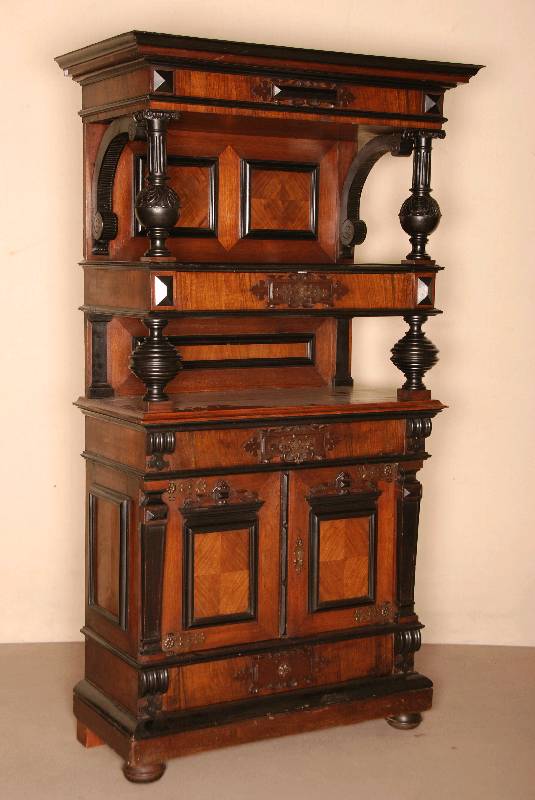 GrÜnderzeit-Prunketagere, deutsch, um 1880, Korpus Weichholz, Nußbaum massiv, Nußbaum furniert, z.T. ebonisierend, auf gedrÜckten ...
