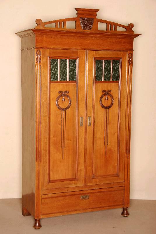 Jugendstilschrank, deutsch, um 1900, Korpus Weichholz, Nußbaum furniert, auf gedrechselten FÜßen, Lisenen gerillt, TÜrfÜllungen gerahmt, ...