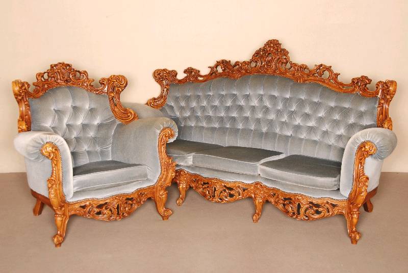 Sofa und 2 Sessel, Italien, um 1960, Barockstil, Gestell Buche massiv, nußbaumfarben, Zargen und RÜckenlehnen geschnitzt, mit prunkvollen ...