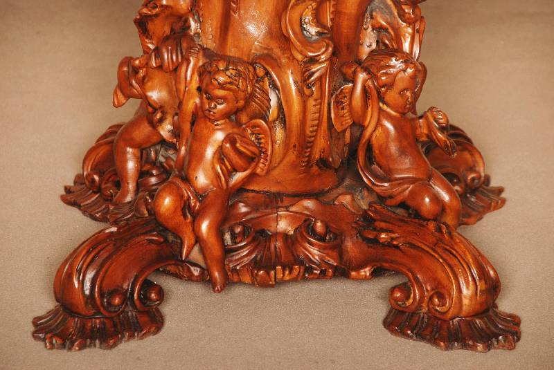 Detail a: Couchtisch, italienischer Barockstil, um 1960 , schweres Fußteil mit aufwendigen Schnitzereien, 4 Putten aus dem Vollholz geschnitzt, Zarge mit ...