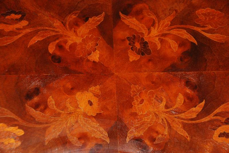 Detail b: Couchtisch, italienischer Barockstil, um 1960 , schweres Fußteil mit aufwendigen Schnitzereien, 4 Putten aus dem Vollholz geschnitzt, Zarge mit ...