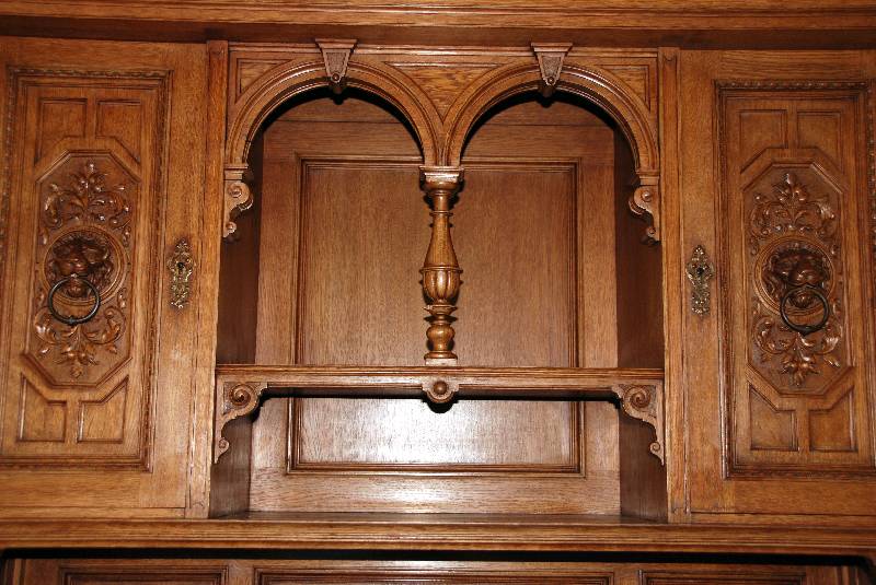 Detail a: Aufsatzbuffet, deutsch, um 1880, GrÜnderzeit , Korpus Weichholz/Eiche massiv, z.T. furniert , Lisenen vorgesetzte gedrechselte VollsÄulen, ...