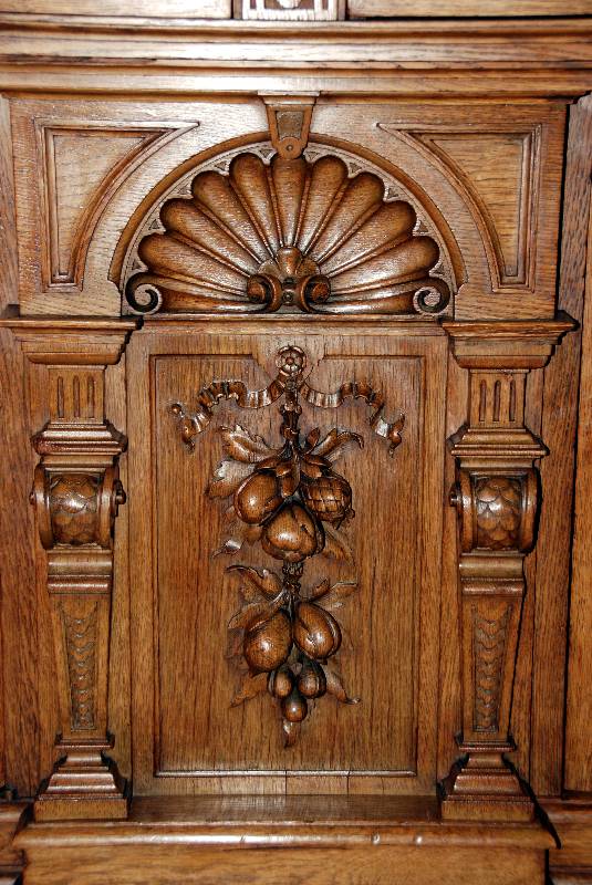 Detail b: Aufsatzbuffet, deutsch, um 1880, GrÜnderzeit , Korpus Weichholz/Eiche massiv, z.T. furniert , Lisenen vorgesetzte gedrechselte VollsÄulen, ...