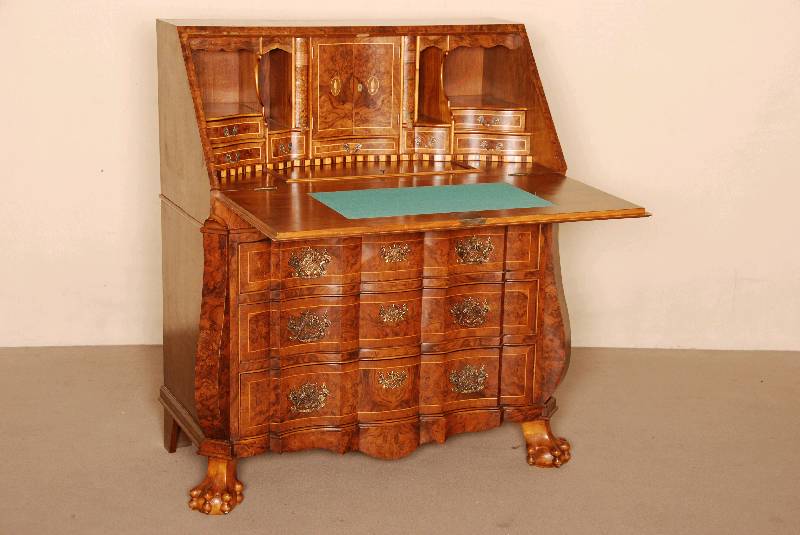SekretÄr, Holland, um 1910, Barockstil, Korpus Weichholz, z.T. Tischlerplatte, Wurzelholzfurnier, auf TatzenfÜßen, Front mehrfach gebogen, ...