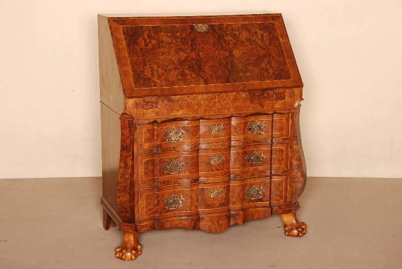 Detail a: SekretÄr, Holland, um 1910, Barockstil, Korpus Weichholz, z.T. Tischlerplatte, Wurzelholzfurnier, auf TatzenfÜßen, Front mehrfach gebogen, ...