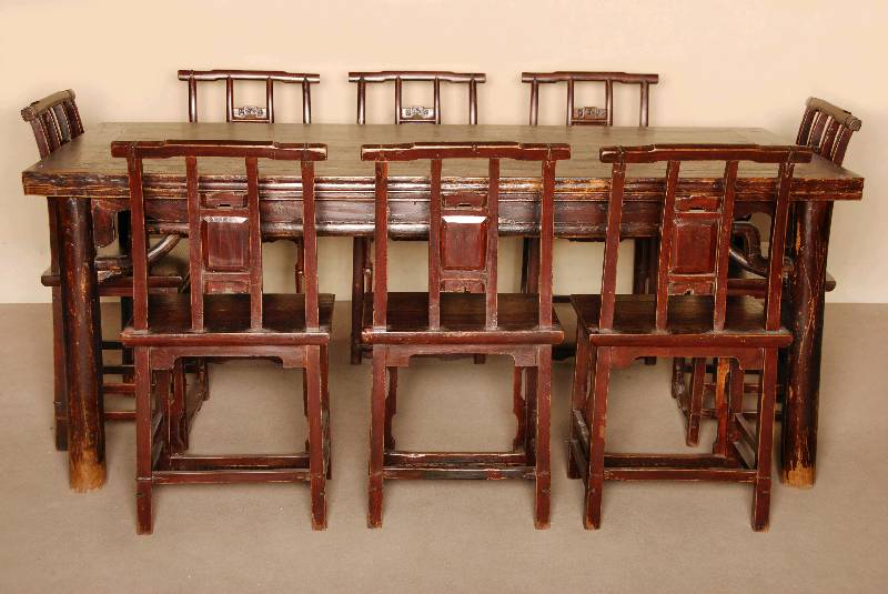 Tisch und 8 StÜhle, Asien/wohl China, um 1910 , RÜster massiv, rÖtlich bzw. mahagonifarben gebeizt, Tisch auf runden gedrechslten Beinen, Zarge ...