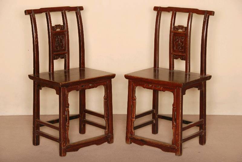 Detail b: Tisch und 8 StÜhle, Asien/wohl China, um 1910 , RÜster massiv, rÖtlich bzw. mahagonifarben gebeizt, Tisch auf runden gedrechslten Beinen, Zarge ...