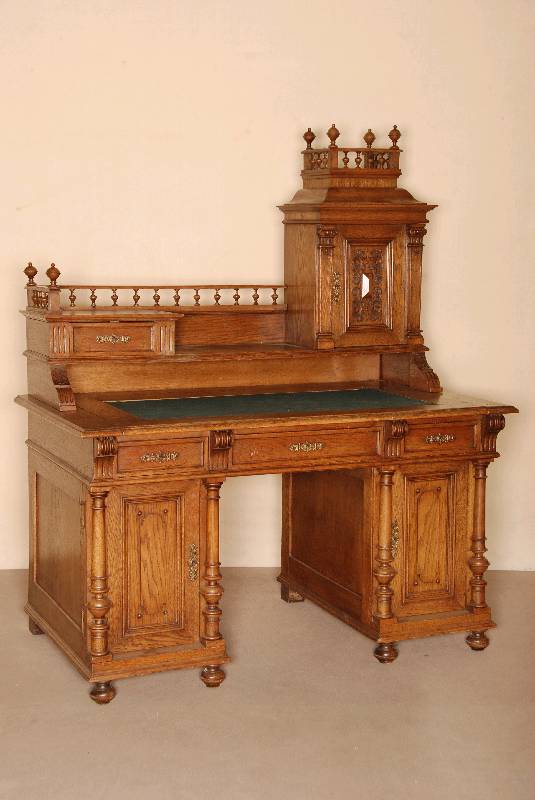 Schreibtisch mit Prunkaufsatz, deutsch/wohl Berlin, um 1880, GrÜnderzeit, Korpus Weichholz, Eiche furniert, z.T. massiv, auf KugelfÜßen, ...