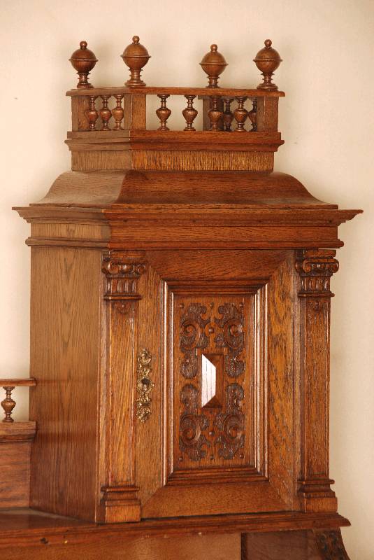 Detail a: Schreibtisch mit Prunkaufsatz, deutsch/wohl Berlin, um 1880, GrÜnderzeit, Korpus Weichholz, Eiche furniert, z.T. massiv, auf KugelfÜßen, ...