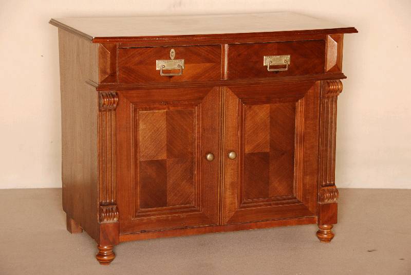 Halbschrank, deutsch, um 1890, GrÜnderzeit, Korpus Weichholz, Nußbaum furniert, z.T. Wurzelfurnier, Leisten gerieft, in Voluten auslaufend, ...