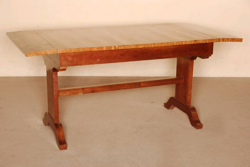 Detail a: Wangentisch, um 1910, Korpus Weichholz, Mahagoni furniert, Fuß brettfÖrmig, jeweils 2 -fach ausladend, breite Zarge, Wangen seitlich abklappbar, ...