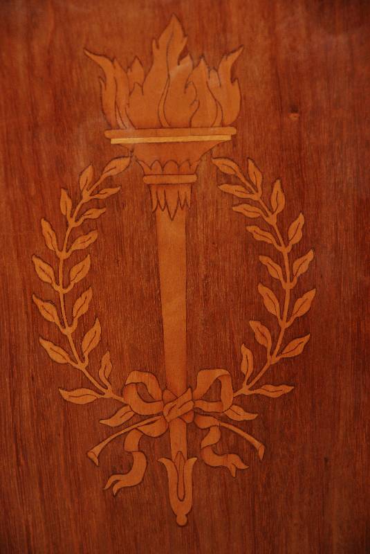 Detail b: Wangentisch, um 1910, Korpus Weichholz, Mahagoni furniert, Fuß brettfÖrmig, jeweils 2 -fach ausladend, breite Zarge, Wangen seitlich abklappbar, ...