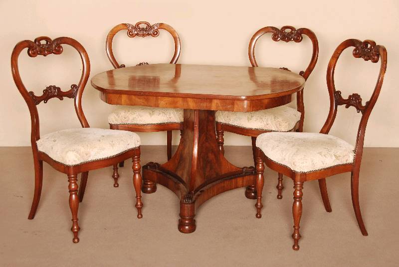Tisch, deutsch, um 1820, Biedermeier, Korpus Weichholz, Mahagoni furniert, plateaufÖrmiger Fuß, in Tatzen auslaufend, Platte mittig gerissen, ...