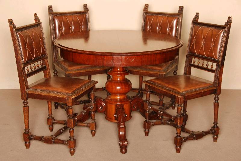 Runder Tisch, Holland, um 1860, Willhelm III , Platte und Fuß Mahagoni massiv, Zarge furniert, balusterfÖrmiger Fuß, 3-fach ausladend, mit ...