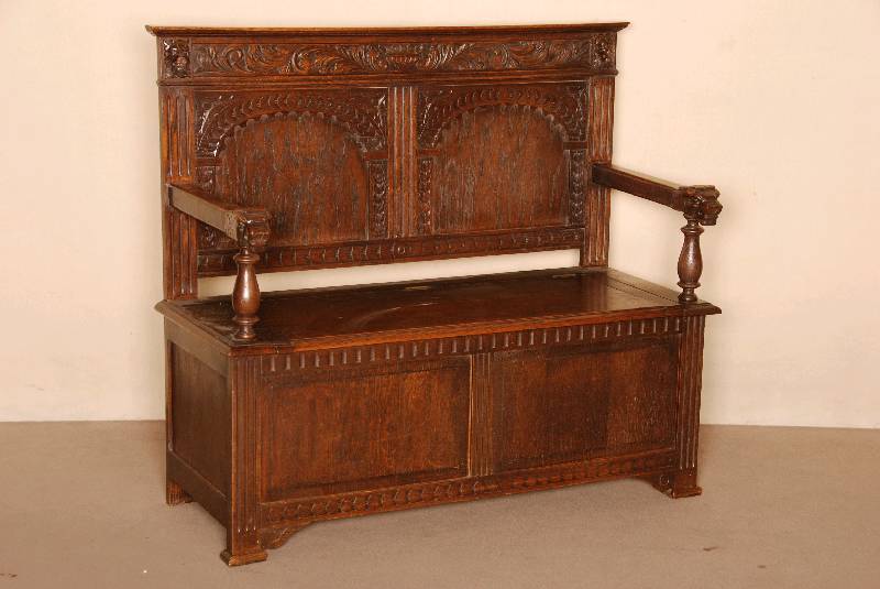 Sitztruhe, Holland, um 1880, Willhelm III, Eiche massiv, aufklappbare schlichte Deckeltruhe, allseitig kassettiert, Enden der Armlehnen in Form ...