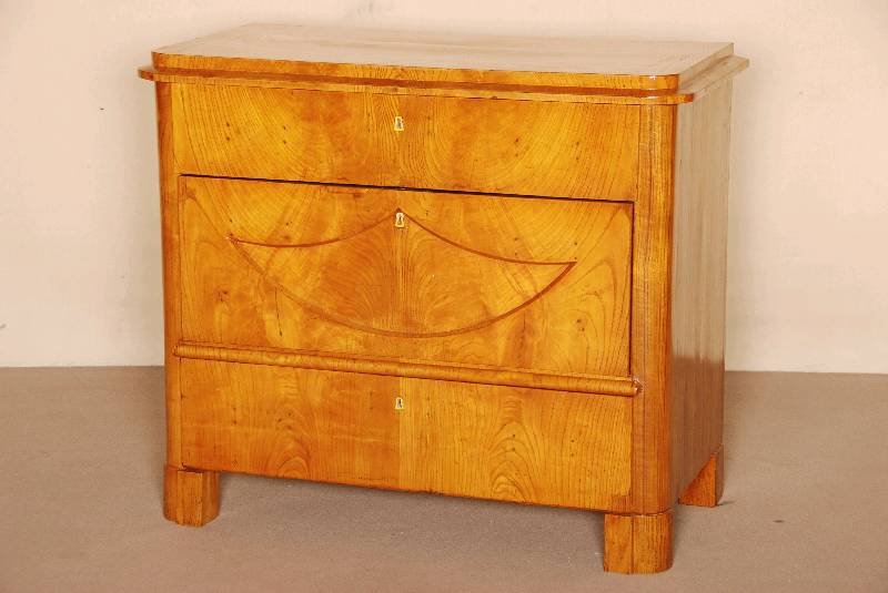 FrÜhbiedermeierkommode, deutsch, um 1820/30, Korpus Weichholz, Esche furniert, leicht abgerundete Ecken, 3-schÜbig, mit durchgehendem ...