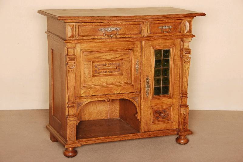 Halbschrank bzw. kleine Anrichte, deutsch, um 1880, Eiche massiv, z.T. furniert, auf KugelfÜßen, Lisenen geschuppt und gerillt, seitlich konisch ...