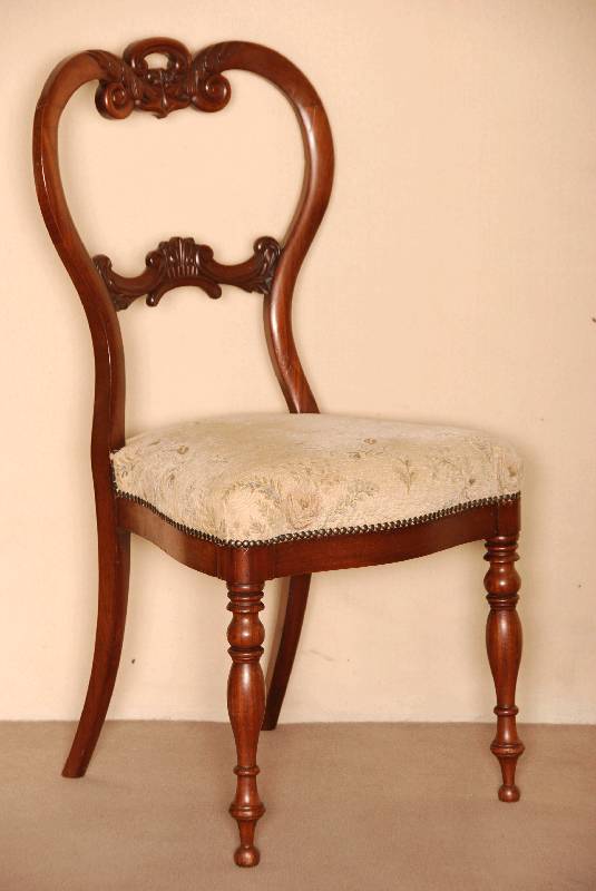 Detail a: 4 StÜhle, deutsch, um 1860/70, Louis -Philipp, Mahagoni massiv, auf gedrechselten Beinen, Zarge gebogen, RÜckenlehne und Verstrebungen mit ...