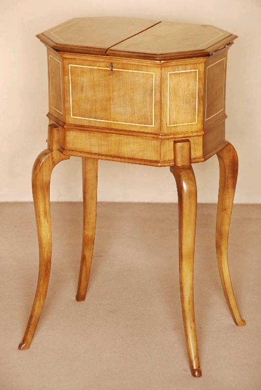 Detail a: Handarbeitstischchen, Holland, um 1840/50, SpÄtbiedermeier, Mahagoni, auf gebogenen Beinen, 8-eckiges KÄstchen mit Fadenintarsien, Platte zu ...
