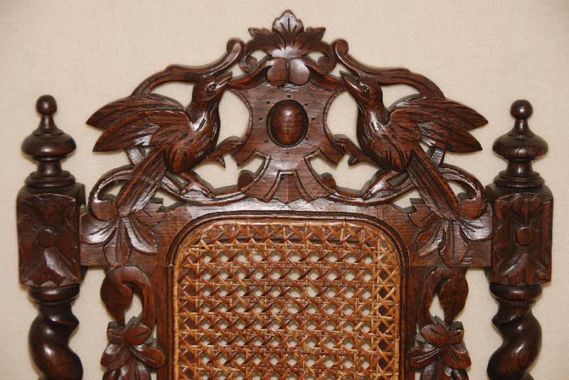 Detail a: 4 StÜhle, Frankreich, um 1880, Eiche massiv, gedrechseltes korkenzieherfÖrmiges Sitzgestell, RÜckenlehnen mit Vogeldekor und umlaufendem ...