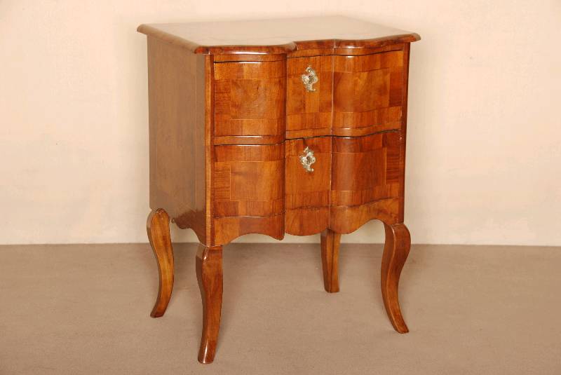 Kommode, Dresdner Barockstil, um 1870/80, Korpus Weichholz, Nußbaum furniert, doppelt geschweift, Wurzelnußfurnier gespiegelt verlegt, ...